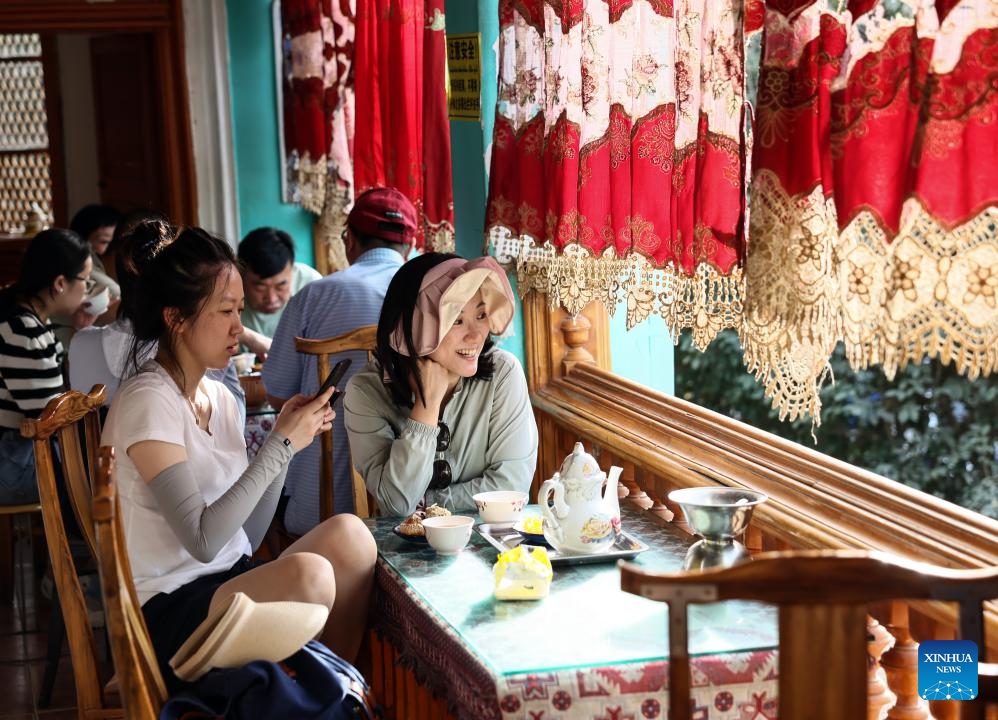 Tourists enjoy tea at a teahouse at the ancient city of Kashgar scenic area in Kashgar, northwest China's Xinjiang Uygur Autonomous Region, Sept. 7, 2023. The ancient city of Kashgar, located in southwestern Xinjiang, is the largest complex of raw earth buildings still in use in the world.(Photo: Xinhua)