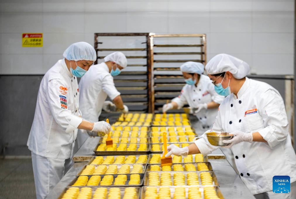 Workers make moon cakes at a workshop in Taizhou City, east China's Jiangsu Province, Sept. 13, 2023. This year's Mid-Autumn Festival falls on Sept. 29.(Photo: Xinhua)