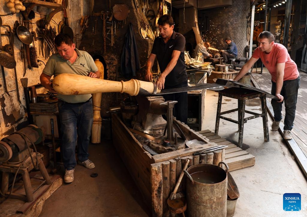 Handicraftsmen make ironware at the ancient city of Kashgar scenic area in Kashgar, northwest China's Xinjiang Uygur Autonomous Region, Sept. 7, 2023. The ancient city of Kashgar, located in southwestern Xinjiang, is the largest complex of raw earth buildings still in use in the world.(Photo: Xinhua)