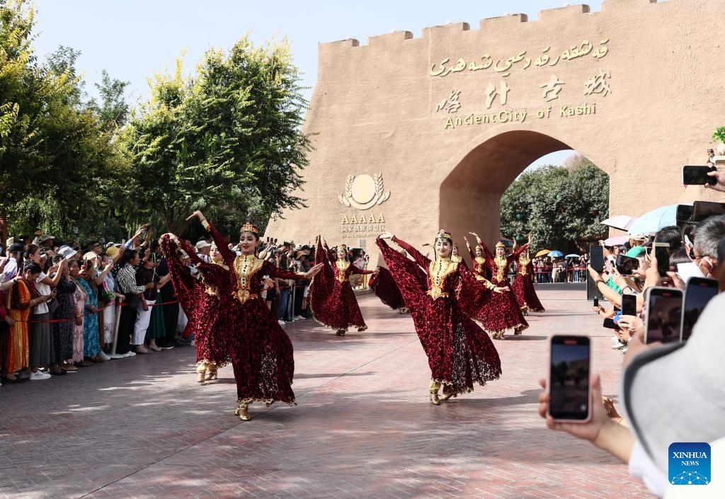 Performers dance at the ancient city of Kashgar scenic area in Kashgar, northwest China's Xinjiang Uygur Autonomous Region, Sept. 7, 2023. The ancient city of Kashgar, located in southwestern Xinjiang, is the largest complex of raw earth buildings still in use in the world.(Photo: Xinhua)