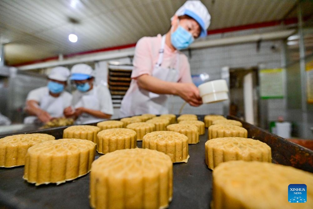 Workers make moon cakes at a workshop in Taizhou City, east China's Jiangsu Province, Sept. 13, 2023. This year's Mid-Autumn Festival falls on Sept. 29.(Photo: Xinhua)