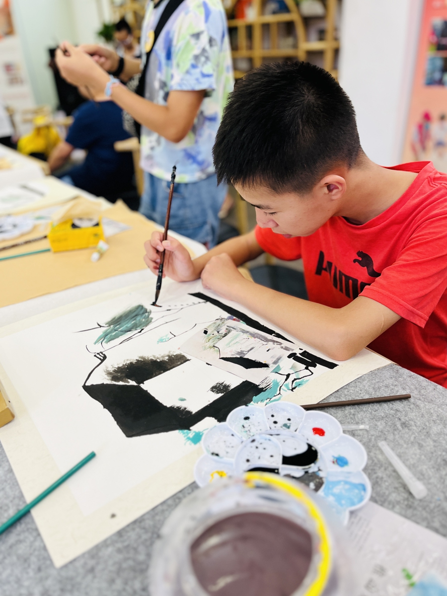 A primary student draws a painting in Beijing Photo: Courtesy of Gui Shen