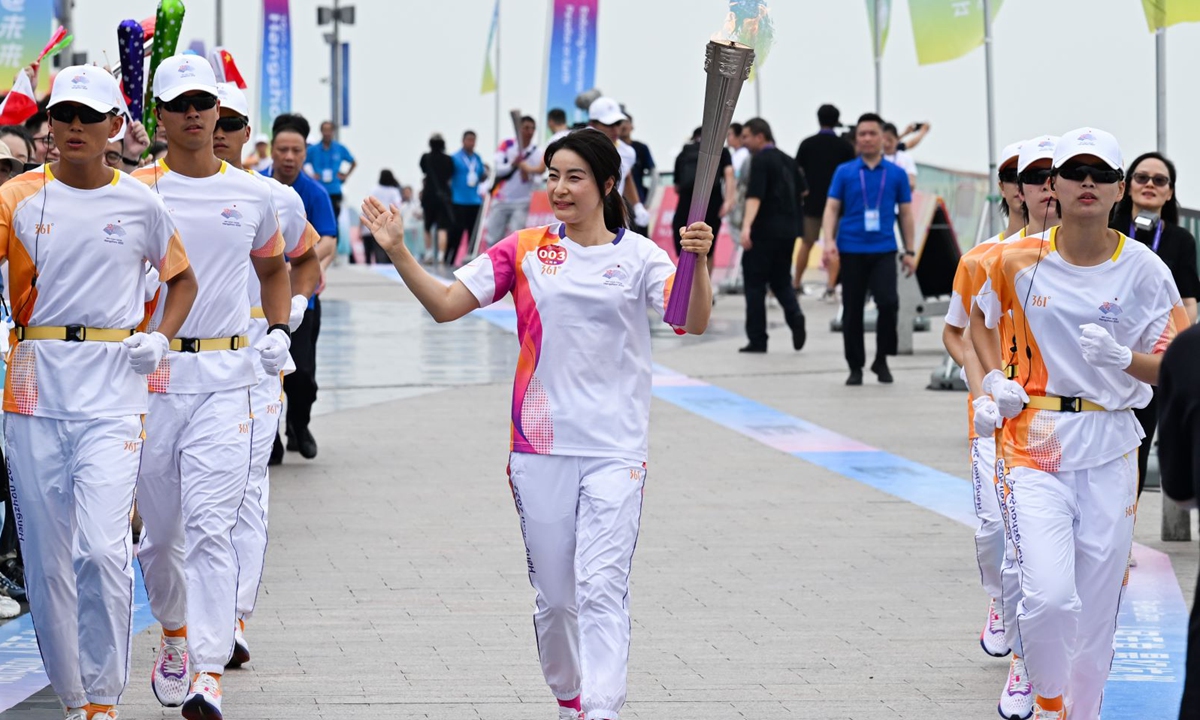 Retired four-time Olympic diving champion Guo Jingjing sets off on the final leg of the torch for the Hangzhou Asian Games on September 20, 2023 in Hangzhou, East China's Zhejiang Province. Photo: Hangzhou Asian Games Organising Committee