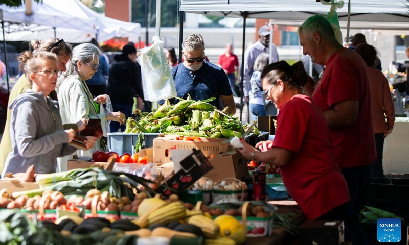 People shop at a farmers' market in Toronto, Canada, on Sept. 19, 2023. Canada's consumer price index (CPI) rose 4 percent in August year over year, following a 3.3 percent increase in July, Statistics Canada said Tuesday.(Photo: Xinhua)