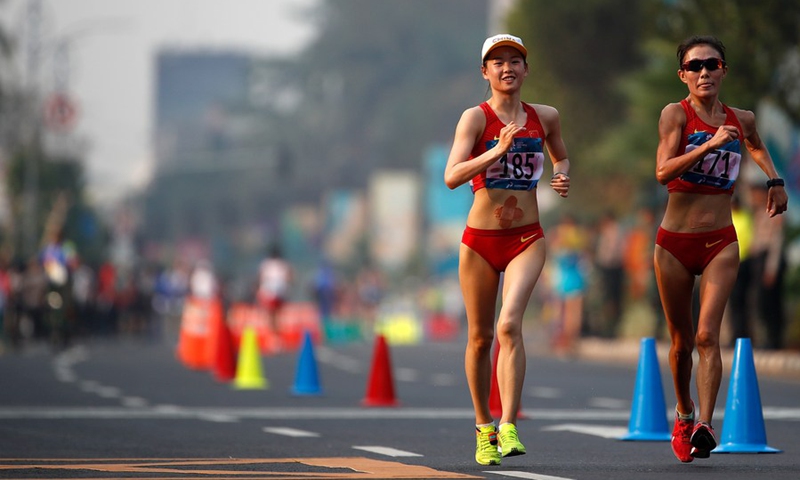 Yang Jiayu (L) and her teammate Qieyang Shijie compete during the women's 20km walk at the 18th Asian Games in Jakarta, Indonesia on Aug. 29, 2018. Photo: Xinhua