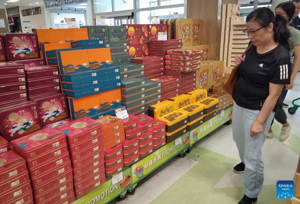 A customer shops for mooncakes ahead of the Mid-Autumn Festival at a supermarket in Vancouver, British Columbia, Canada, on Sept. 17, 2023. The Mid-Autumn Festival, falling on Sept. 29 this year, is a traditional Chinese Festival usually marked by family reunions, watching the full moon and eating mooncakes.(Photo: Xinhua)