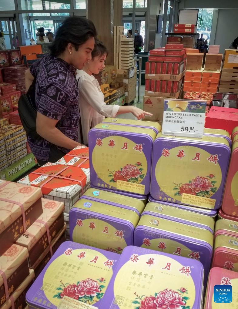 Customers shop for mooncakes ahead of the Mid-Autumn Festival at a supermarket in Vancouver, British Columbia, Canada, on Sept. 17, 2023. The Mid-Autumn Festival, falling on Sept. 29 this year, is a traditional Chinese Festival usually marked by family reunions, watching the full moon and eating mooncakes(Photo: Xinhua)