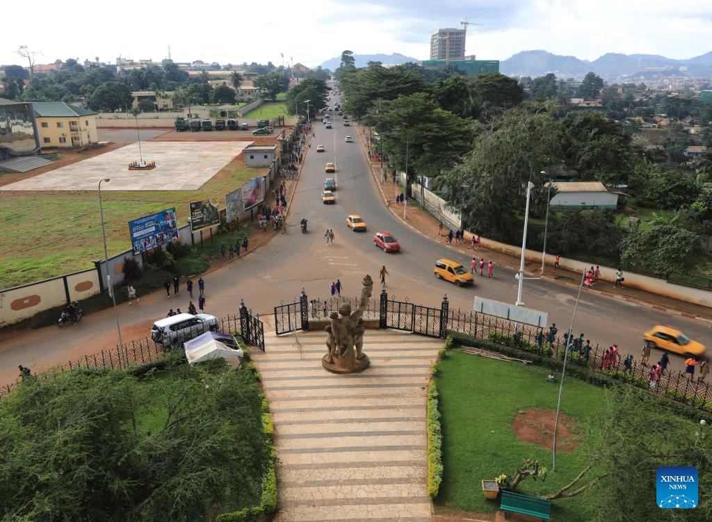 This photo taken on Sept. 14, 2023 shows the street view in Yaounde, Cameroon. Situated on the hilly areas of central Cameroon at an altitude of 750 meters, Yaounde is the capital and second largest city in Cameroon.(Photo: Xinhua)