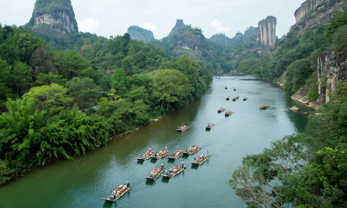 Tourists take bamboo rafts on the Jiuqu River at Wuyi Mountain scenic area, southeast China's Fujian Province, Oct 3, 2023. Photo:Xinhua