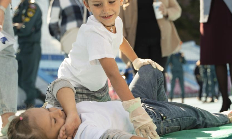 Children learn first-aid skills at a first-aid skills competition in Vladivostok, Russia, Sept. 23, 2023.

The event was aimed at raising public awareness of first aid skills. (Photo by Guo Feizhou/Xinhua)