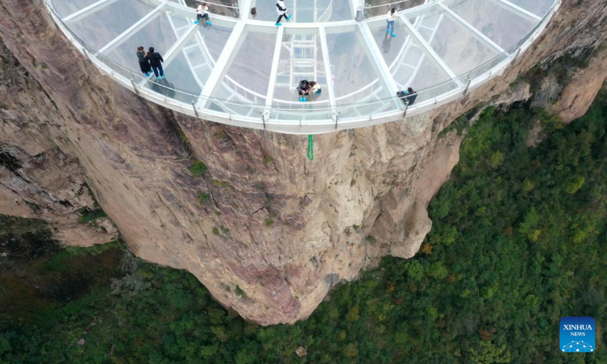 This aerial photo taken on Oct 19, 2023 shows tourists visiting the Baoquan scenic spot in Huixian, central China's Henan Province. Photo:Xinhua