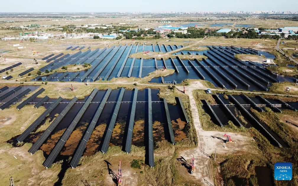 This aerial photo taken on Sept. 19, 2023 shows the Xinghuo water surface photovoltaic power station of Daqing Oilfield under PetroChina in Daqing, northeast China's Heilongjiang Province. This power station has an installed capacity of 18.73 megawatts, and its average annual electricity generation is equivalent to that produced by burning 8400 tonnes of standard coal, which in turn reduces carbon dioxide emissions by 22,000 tonnes.(Photo: Xinhua)