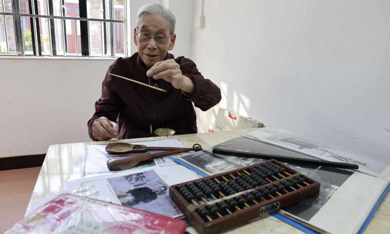 Liang Yongsong shows weighing scale and abacus to Global Times reporters on October 14, 2023 in Guangzhou, South China's Guangdong Province. The tools were used at the first session of the Canton Fair held in April, 1957. Photo: Li Hao/GT