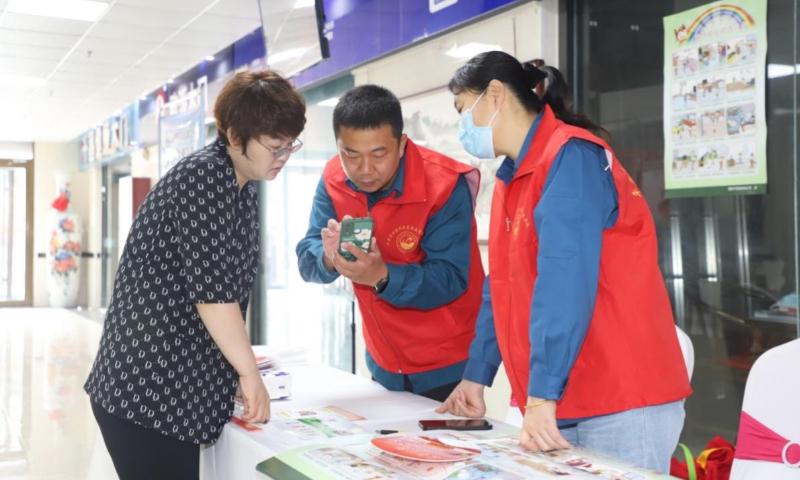 The employees of State Grid Pingyuan County Power Supply Company patiently explain safe electricity usage to villagers at a power station in Pingyuan County, Dezhou, East China's Shandong Province.