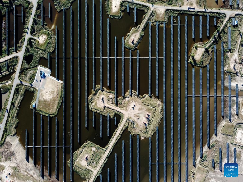 This aerial photo taken on Sept. 19, 2023 shows part of the Xinghuo water surface photovoltaic power station of Daqing Oilfield under PetroChina in Daqing, northeast China's Heilongjiang Province. This power station has an installed capacity of 18.73 megawatts, and its average annual electricity generation is equivalent to that produced by burning 8400 tonnes of standard coal, which in turn reduces carbon dioxide emissions by 22,000 tonnes.(Photo: Xinhua)