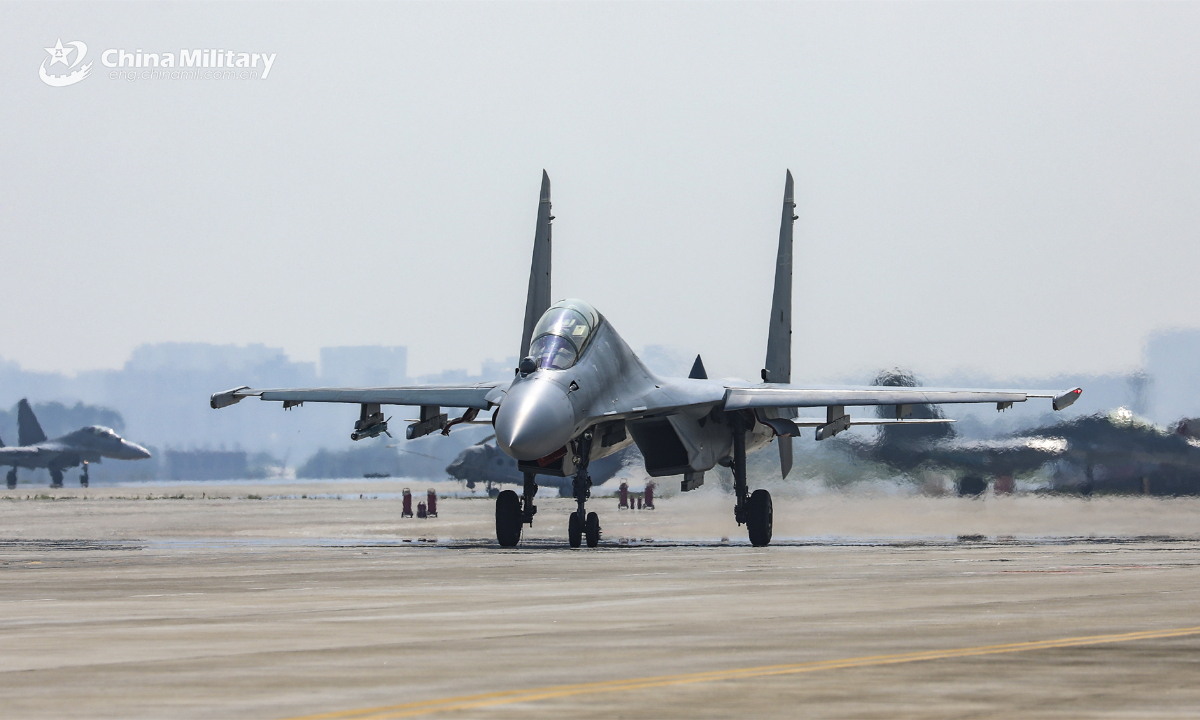 A fighter jet attached to an aviation brigade of the air force under the PLA Southern Theater Command taxis on the runway before takeoff for a flight training exercise in late September, 2023. Photo:China Military