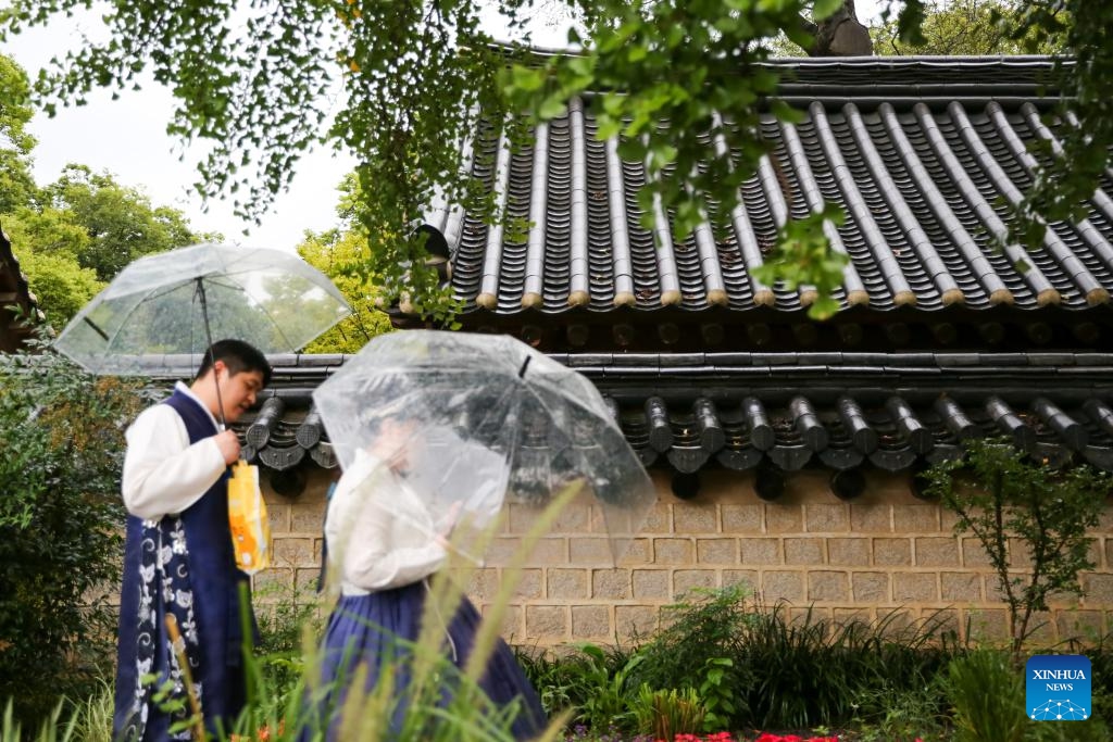 Tourists visit a Hanok village in Jeonju, South Korea, Sept. 20, 2023.(Photo: Xinhua)