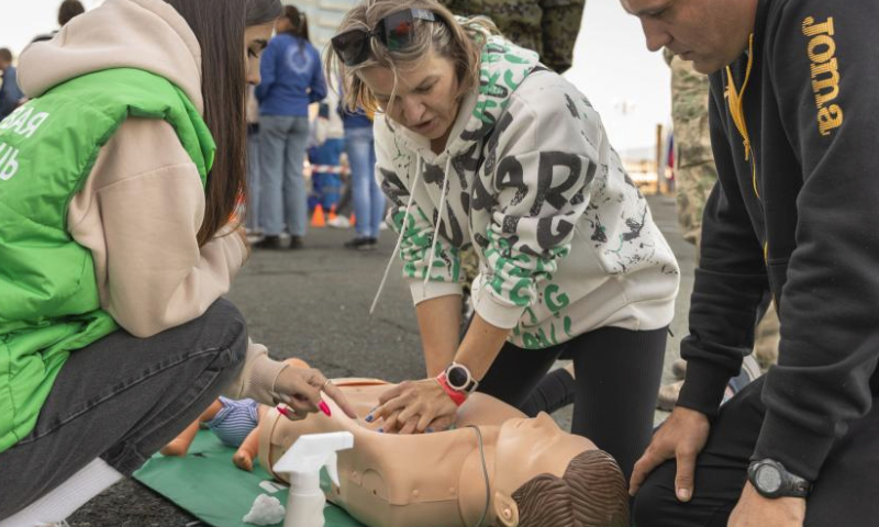 People learn cardiopulmonary resuscitation (CPR) at a first-aid skills competition in Vladivostok, Russia, Sept. 23, 2023.

The event was aimed at raising public awareness of first aid skills. (Photo by Guo Feizhou/Xinhua)