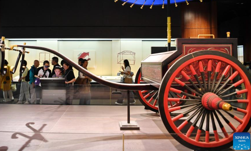 People visit the Hebei Museum in Shijiazhuang, north China's Hebei Province, Oct. 2, 2023. People across the country participate in cultural activities to enrich their holiday life during the National Day holiday.（Photo：Xinhua）