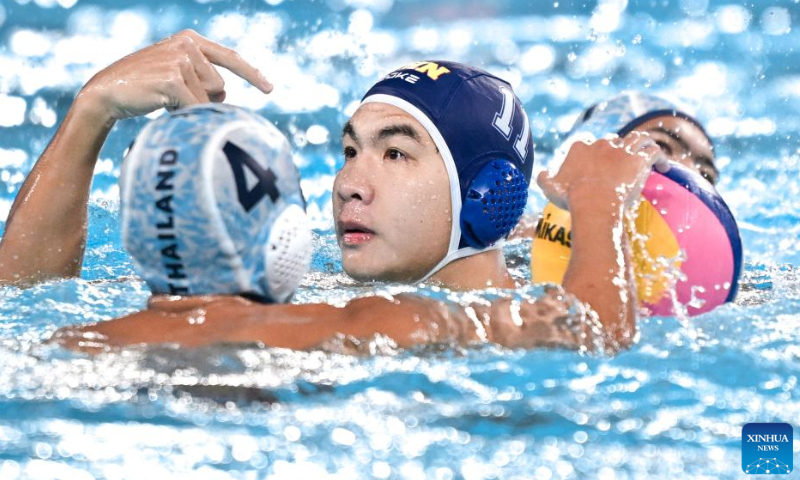 Zhang Chufeng (front) of China communicates with the referee during the Men's Preliminary Round of Water Polo between Thailand and China at the 19th Asian Games in Hangzhou, east China's Zhejiang Province, Oct. 2, 2023. (Photo: Xinhua)