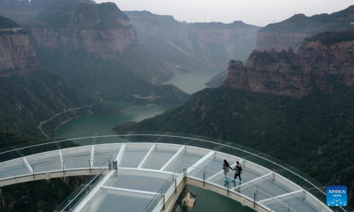 This aerial photo taken on Oct 19, 2023 shows tourists visiting the Baoquan scenic spot in Huixian, central China's Henan Province. Photo:Xinhua