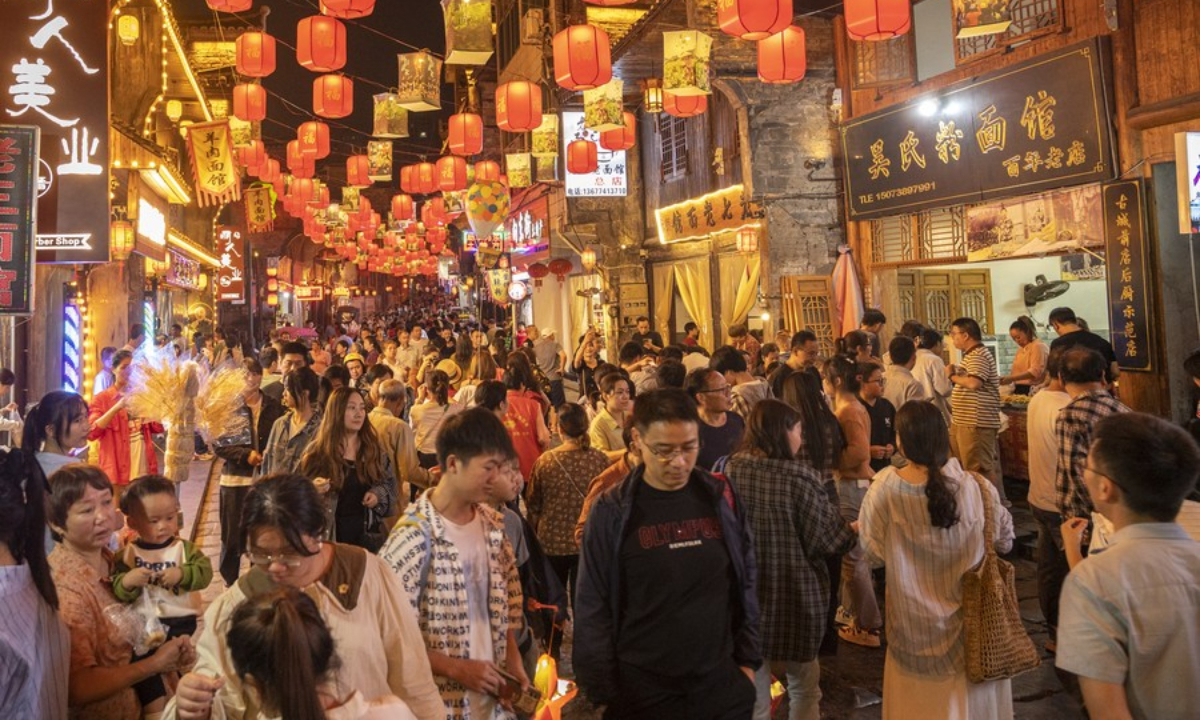 Tourists visit Xiangdong Street of Xinhua County, central China's Hunan Province, Oct 2, 2023. Photo:Xinhua