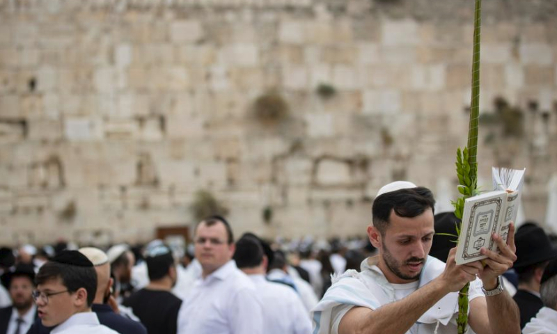 Jewish Worshippers Attend Priestly Blessing During Sukkot In Jerusalem ...