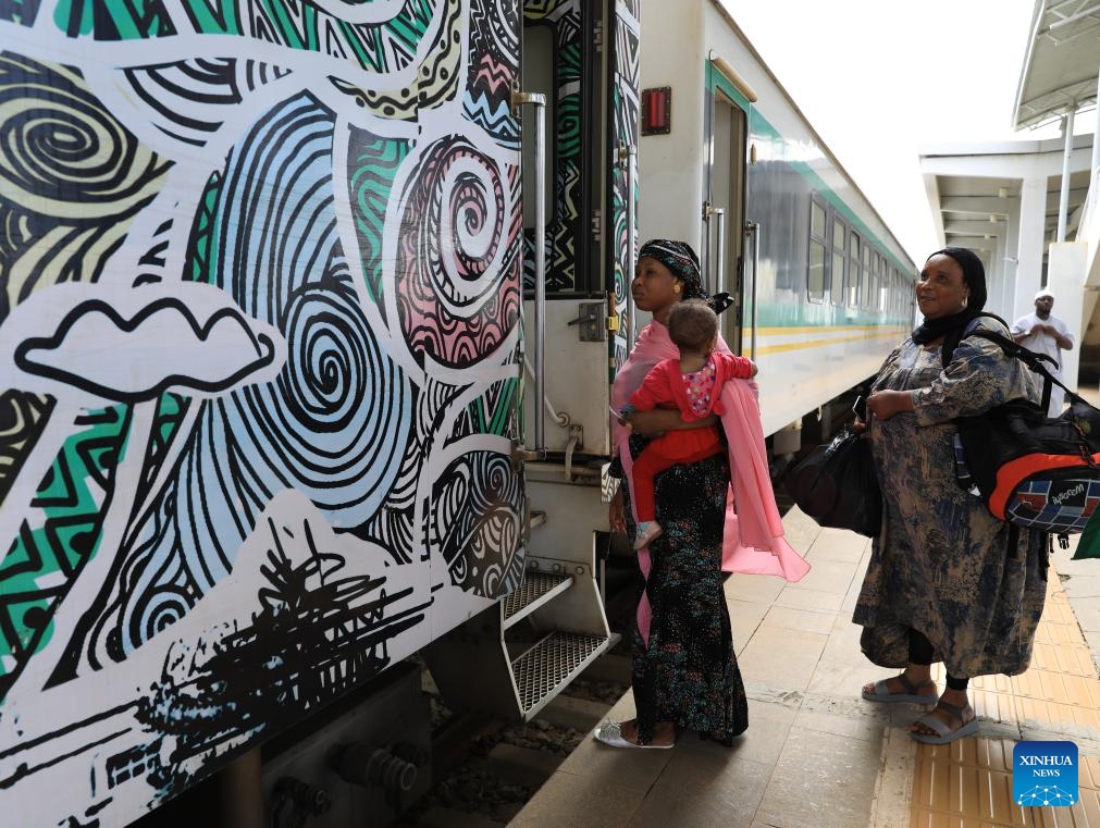 Passengers prepare to board a train at the Idu Railway Station in Abuja, Nigeria, Sept. 18, 2023. The Abuja-Kaduna railway constructed by China Civil Engineering Construction Corporation (CCECC) has safely transported nearly 6.57 million passengers since it started operation in 2016. With nine stations and a design speed of 150 km per hour, the rail line covers a distance of 186.5 km(Photo: Xinhua)