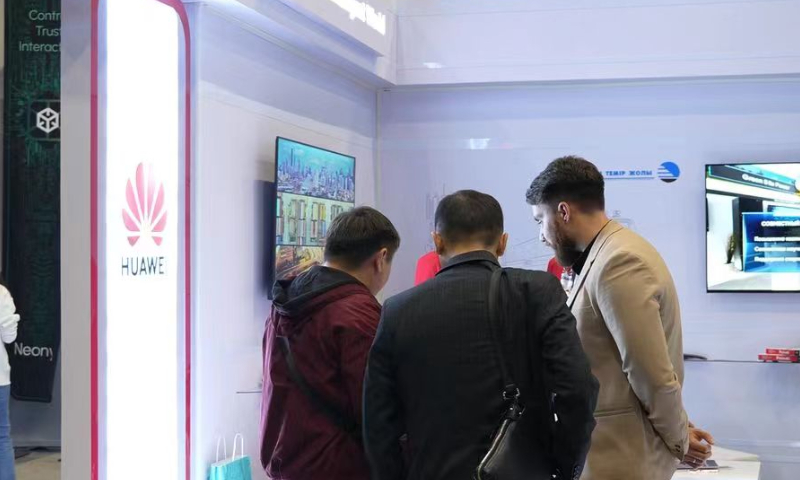 Representatives visit Huawei's booth at the Digital Bridge 2023 forum in Astana, the capital of Kazakhstan on October 13. Photo: Courtesy of Shana