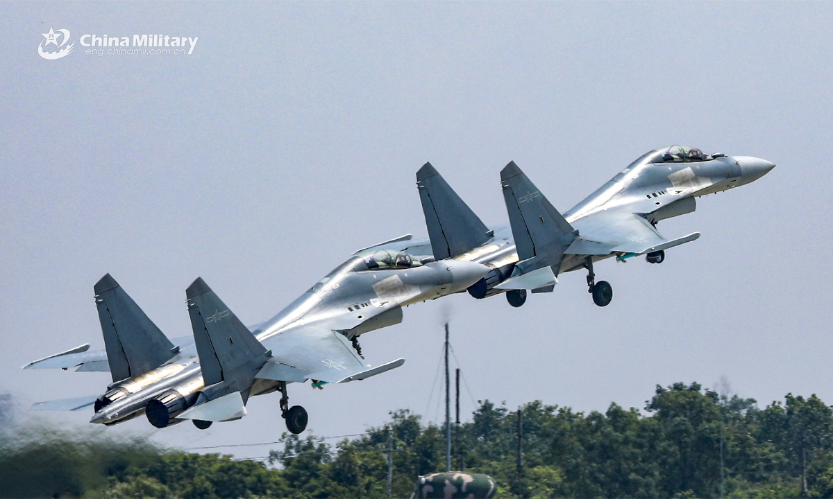 Fighter jets attached to an aviation brigade of the air force under the PLA Southern Theater Command take off in formation during a flight training exercise in late September, 2023. Photo:China Military