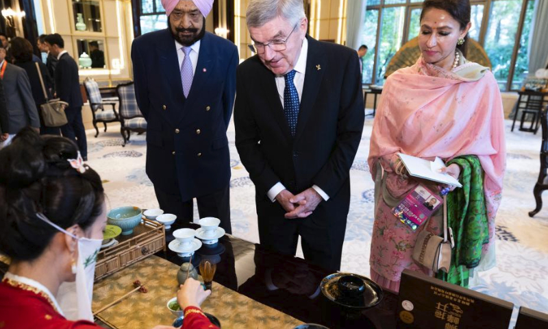 International Olympic Committee (IOC) President Thomas Bach (C, rear) and Raja Randhir Singh (L, rear), acting president of the Olympic Council of Asia (OCA), participate in an activity demonstrating intangible cultural heritages before a welcoming banquet in Hangzhou, capital city of east China's Zhejiang Province, Sept. 23, 2023. (Xinhua/Huang Jingwen)