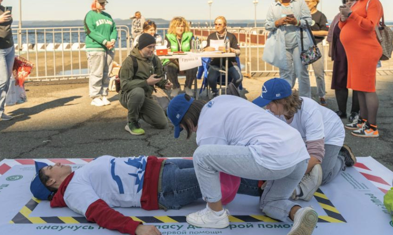 People simulate a leg injury treatment at a first-aid skills competition in Vladivostok, Russia, Sept. 23, 2023.

The event was aimed at raising public awareness of first aid skills. (Photo by Guo Feizhou/Xinhua)