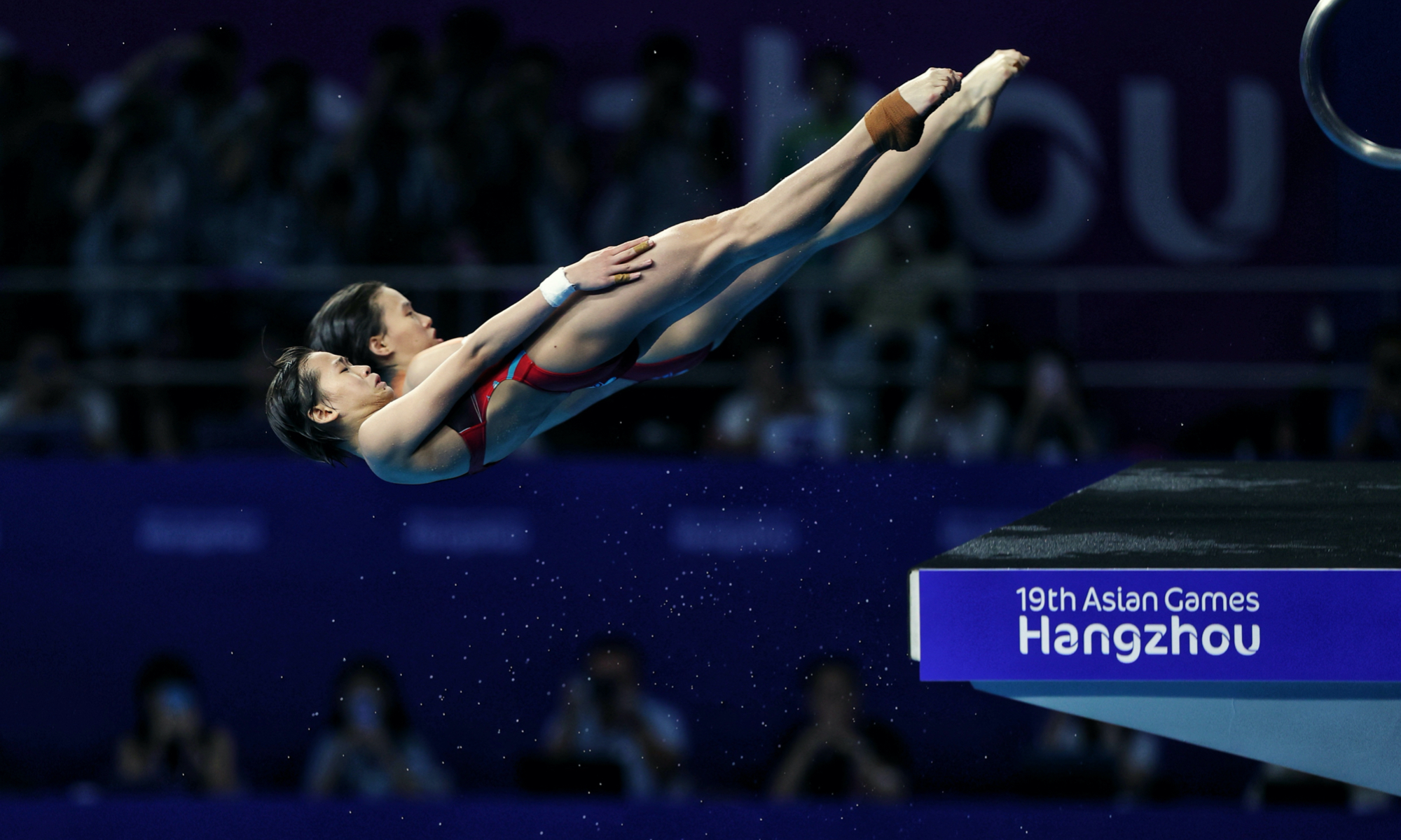 Team China clinches the synchronized 10-meter platform championship ...