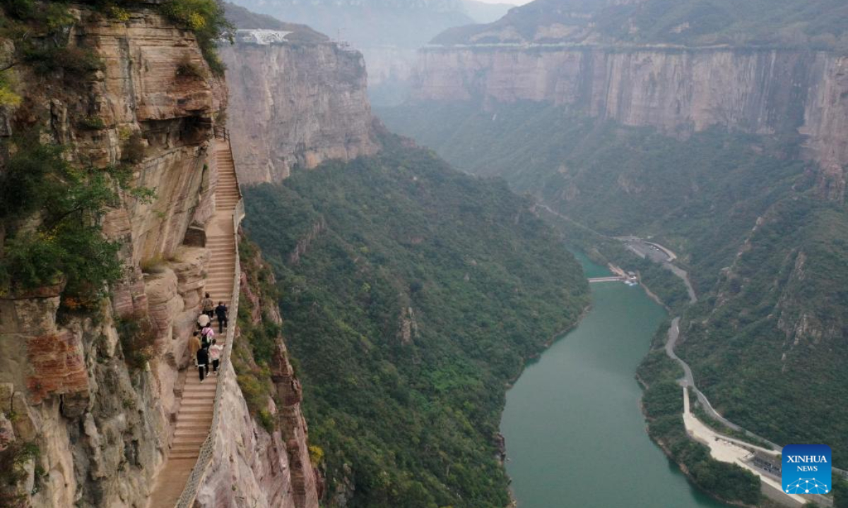 This aerial photo taken on Oct 19, 2023 shows tourists visiting the Baoquan scenic spot in Huixian, central China's Henan Province. Photo:Xinhua