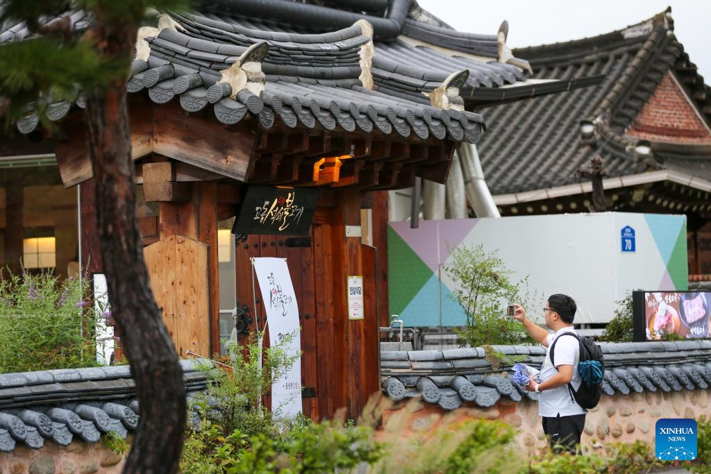 A tourist takes photos of a building while visiting a Hanok village in Jeonju, South Korea, Sept. 20, 2023.(Photo: Xinhua)