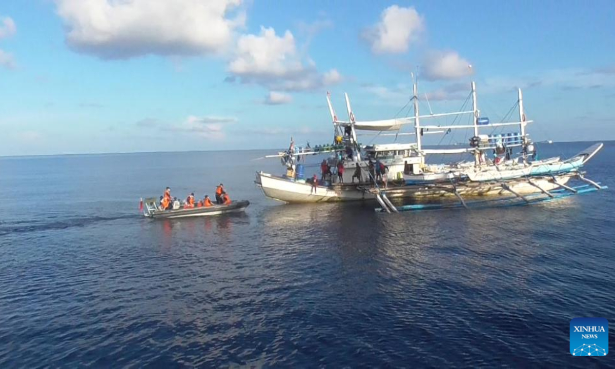 Soldiers of the Chinese People's Liberation Army (PLA) naval vessel Aba transfer the Philippine fishermen with a lifeboat. Photo:Xinhua