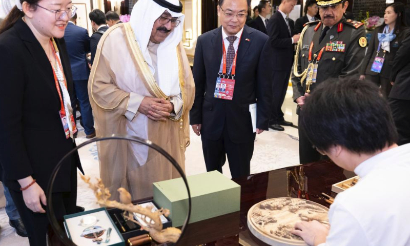 Crown Prince of Kuwait Sheikh Mishal Al-Ahmad Al-Jaber Al-Sabah enjoys demonstration of intangible cultural heritages before a welcoming banquet in Hangzhou, capital city of east China's Zhejiang Province, Sept. 23, 2023. (Xinhua/Huang Jingwen)