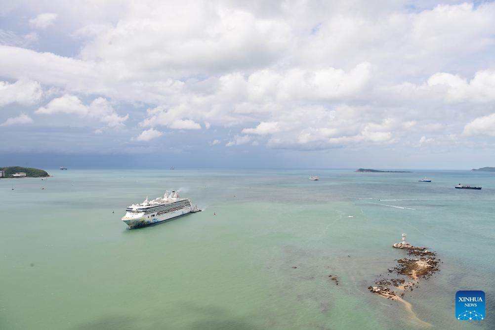 A cruise ship sails into a port in Sanya, south China's Hainan Province, Sept. 25, 2023. A cruise ship with over 1,800 passengers on board berthed on Monday at the international cruise port in Sanya, a resort city in south China's Hainan Province, marking the full resumption of international cruise routes to and from Sanya.(Photo: Xinhua)