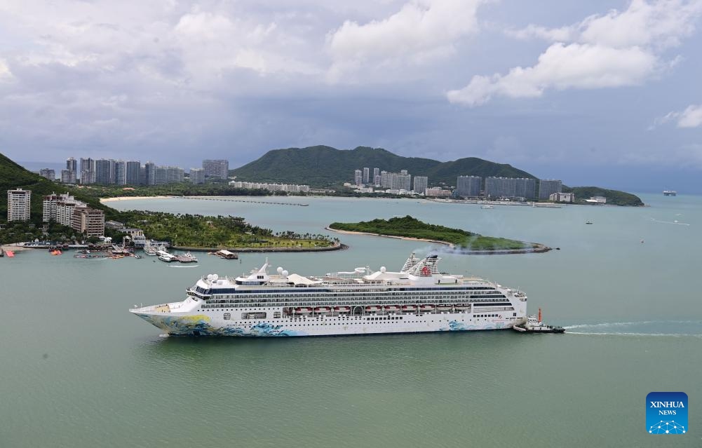 A cruise ship sails into a port in Sanya, south China's Hainan Province, Sept. 25, 2023. A cruise ship with over 1,800 passengers on board berthed on Monday at the international cruise port in Sanya, a resort city in south China's Hainan Province, marking the full resumption of international cruise routes to and from Sanya.(Photo: Xinhua)