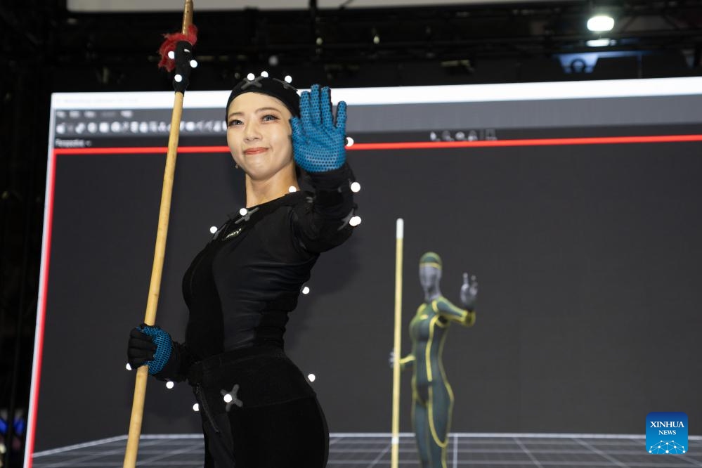 An exhibitor demonstrates a motion capture system at Tokyo Game Show 2023 in Chiba Prefecture, Japan, Sept. 21, 2023. The four-day Tokyo Game Show 2023 opened at Makuhari Messe in Japan's Chiba Prefecture on Thursday, attracting 787 exhibitors from 44 countries and regions.(Photo: Xinhua)