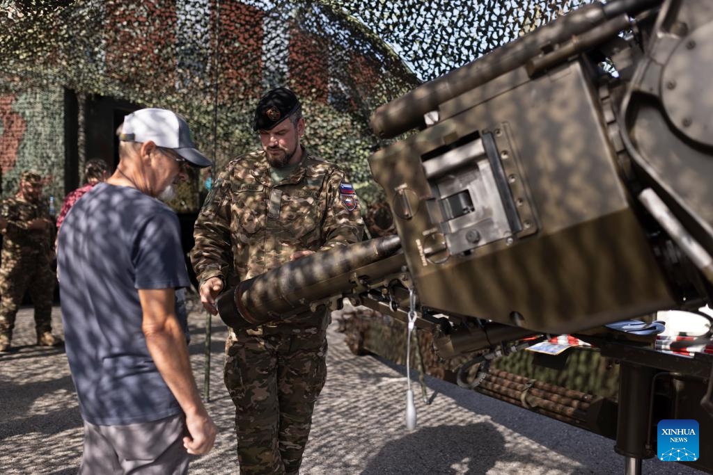 A soldier demonstrates how to load a cannon with a shell during the SOBRA international fair in Gornja Radgona, Slovenia, on Sept. 21, 2023. Slovenia will increase its defense budget, the country's Minister of Defense Marjan Sarec said at the biennial four-day SOBRA international fair focusing on the areas of defense, security, protection and rescue that opened on Thursday.(Photo: Xinhua)