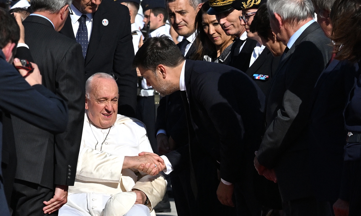 Marseille's mayor Benoit Payan greets Pope Francis upon his arrival in the southern French city on September 22, 2023. Pope Francis is on a two-day visit to the city to bring a message of tolerance amid bitter debate over how Europe manages asylum seekers. Photo: AFP