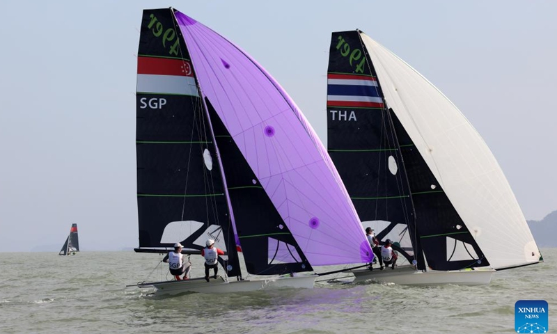 Koh Yi Nian/Tan Jen-E (L) of Singapore and Suthon Yampinid/Kan Kachachuen of Thailand compete during the Men's Skiff 49er Race of sailing at the 19th Asian Games in Ningbo, east China's Zhejiang Province, Sept. 24, 2023. (Xinhua/Zhang Tao)