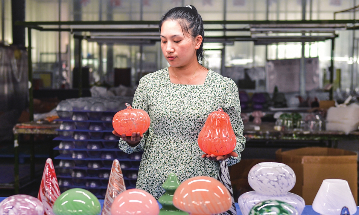 A staffer checks craft glassware in a workshop in Hai'an, East China's Jiangsu Province on September 25, 2023. Jiangsu recorded total trade of 3.36 trillion yuan ($460.9 billion) from January to August, the Xinhua News Agency reported on September 24. Photo: cnsphoto