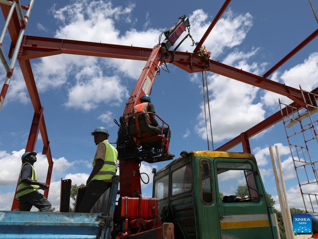 Workers build a toll gate for the first phase of the Keffi Road project in Nigeria, Sept. 20, 2023. The Keffi Road project, contracted by the China Harbor Engineering Company (CHEC), comprised the construction of the Abuja-Keffi expressway and dualization of Keffi-Akwanga-Lafia-Makurdi road in central Nigeria. Started in 2019 and completed this year, the project is facilitating local economic activities along with job opportunities and road-construction expertise.(Photo: Xinhua)