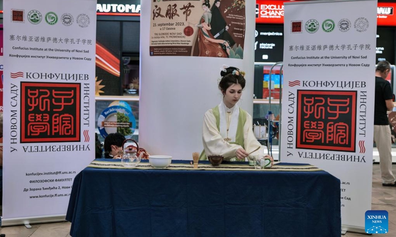 A Serbian student shows Chinese tea ceremony during a Chinese culture event in the north-central Serbian city of Novi Sad, Sept. 23, 2023. This cultural event was hosted on Saturday by the Confucius Institute at the University of Novi Sad, attracting many local citizens.(Photo: Xinhua)