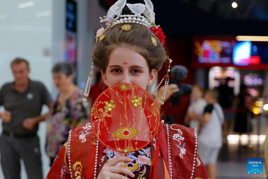 A Serbian student presents Hanfu costume during a Chinese culture event in the north-central Serbian city of Novi Sad, Sept. 23, 2023. This cultural event was hosted on Saturday by the Confucius Institute at the University of Novi Sad, attracting many local citizens.(Photo: Xinhua)