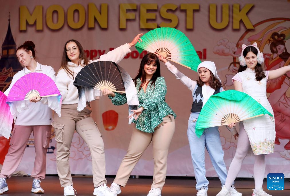 Locals learn Chinese-style dances at an event for the celebration of the Chinese Mid-Autumn Festival in London, Britain, Sept. 24, 2023.(Photo: Xinhua)