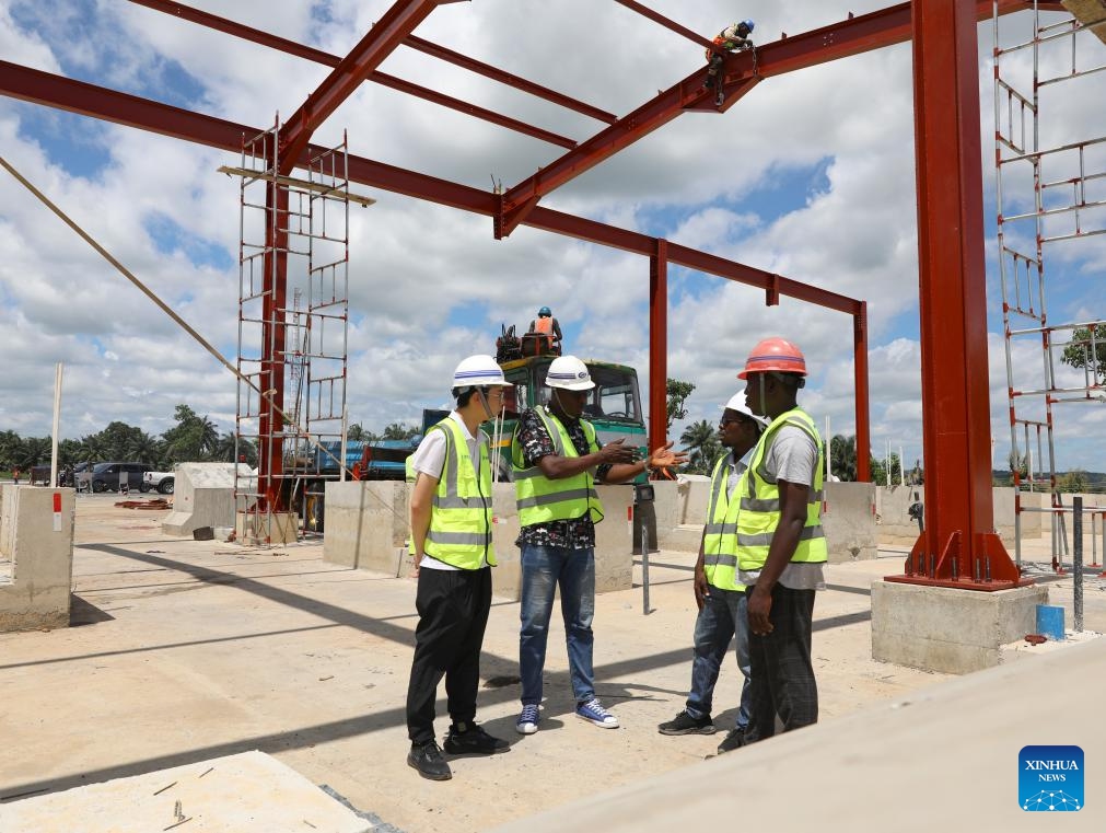 Chinese and Nigerian engineers check the construction quality of a toll gate for the first phase of the Keffi Road project in Nigeria, Sept. 20, 2023. The Keffi Road project, contracted by the China Harbor Engineering Company (CHEC), comprised the construction of the Abuja-Keffi expressway and dualization of Keffi-Akwanga-Lafia-Makurdi road in central Nigeria. Started in 2019 and completed this year, the project is facilitating local economic activities along with job opportunities and road-construction expertise.(Photo: Xinhua)