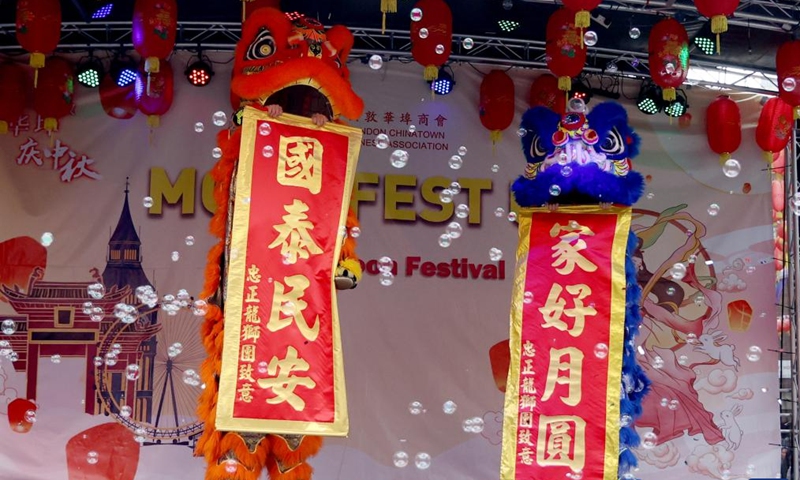 Actors perform lion dance at a show for the celebration of the Chinese Mid-Autumn Festival in London, Britain, Sept. 24, 2023.(Photo: Xinhua)